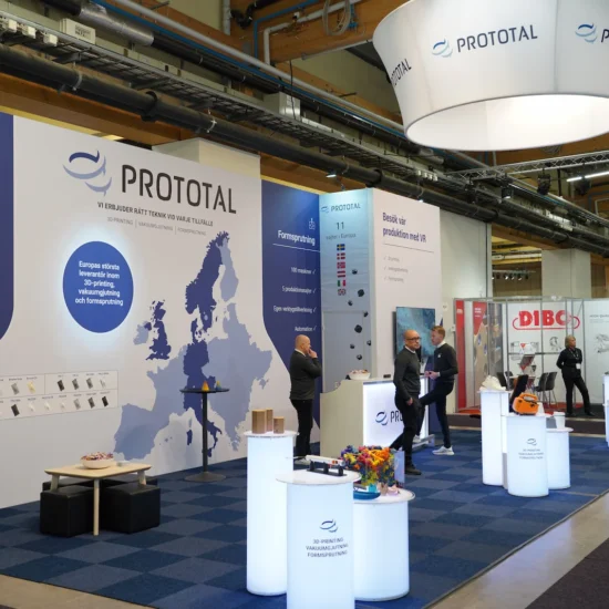 Prototals monter på Elmia Subcontractor 2024 med LED-podier, budskapsvägg och takmobil – byggd av Front Row Exhibitions