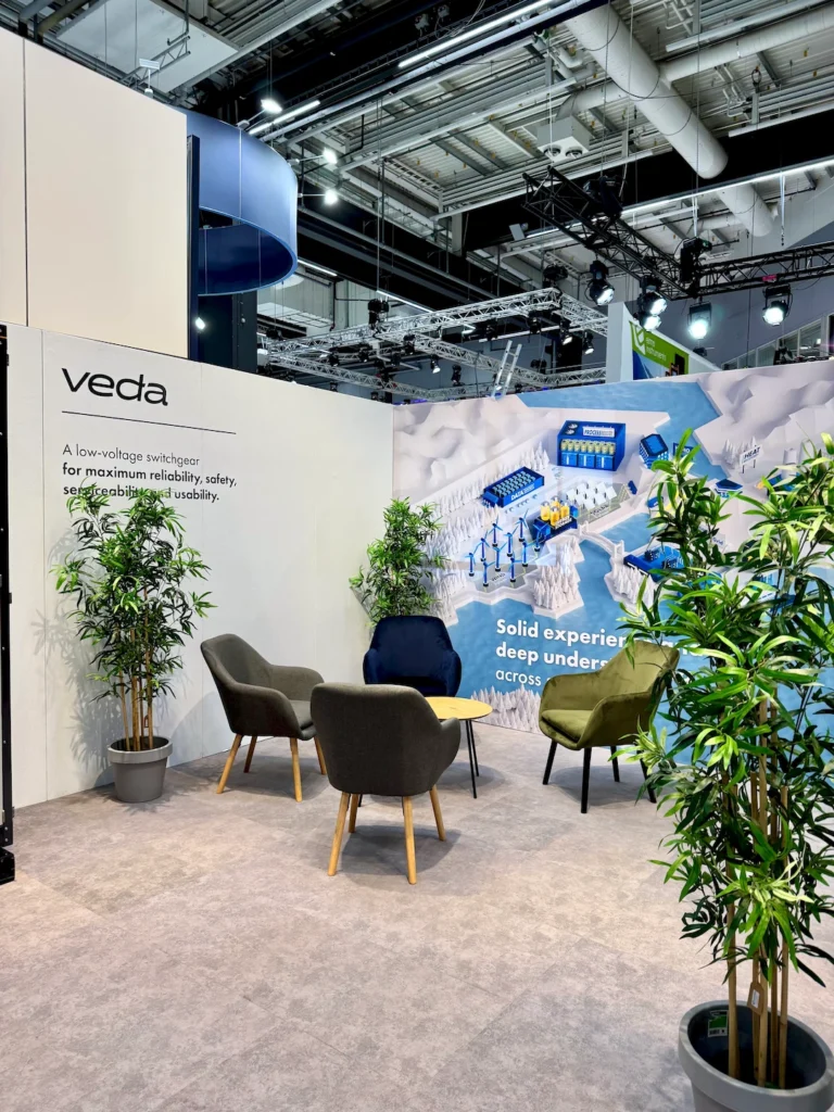 Lounge i VEOs mässmonter på Elfack 2025