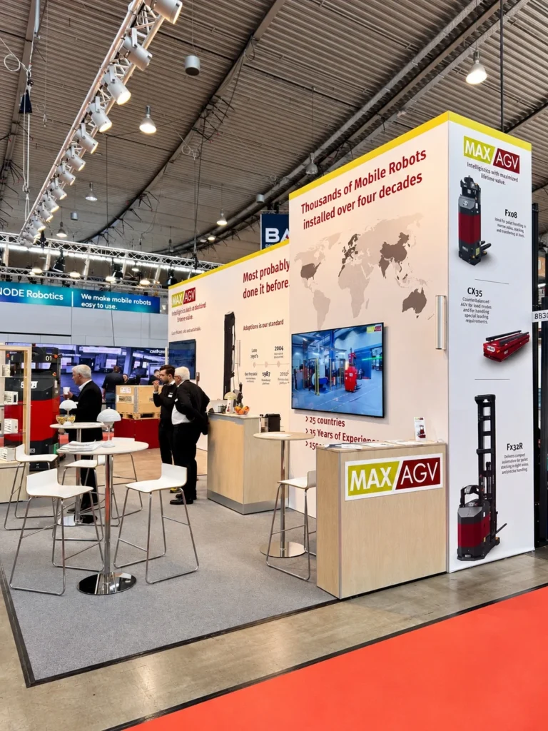 MAXAGV:s mässmonter med produktgrafik på LogiMAT 2026, byggd av Front Row Exhibitions